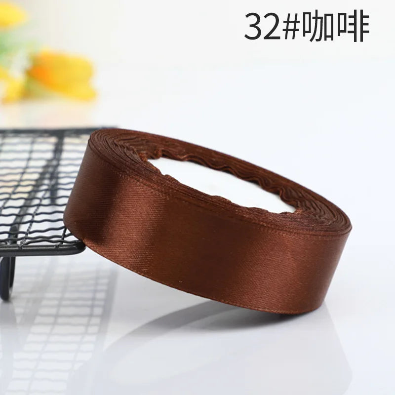 Vielseitige Satinbänder in 10 Farben für festliche Dekorationen