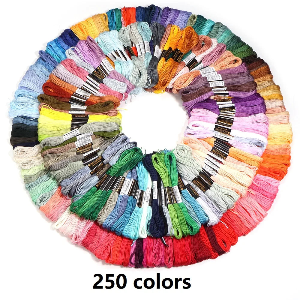 Umfangreiches Set Stickgarn für Handarbeiten mit bunten Farben