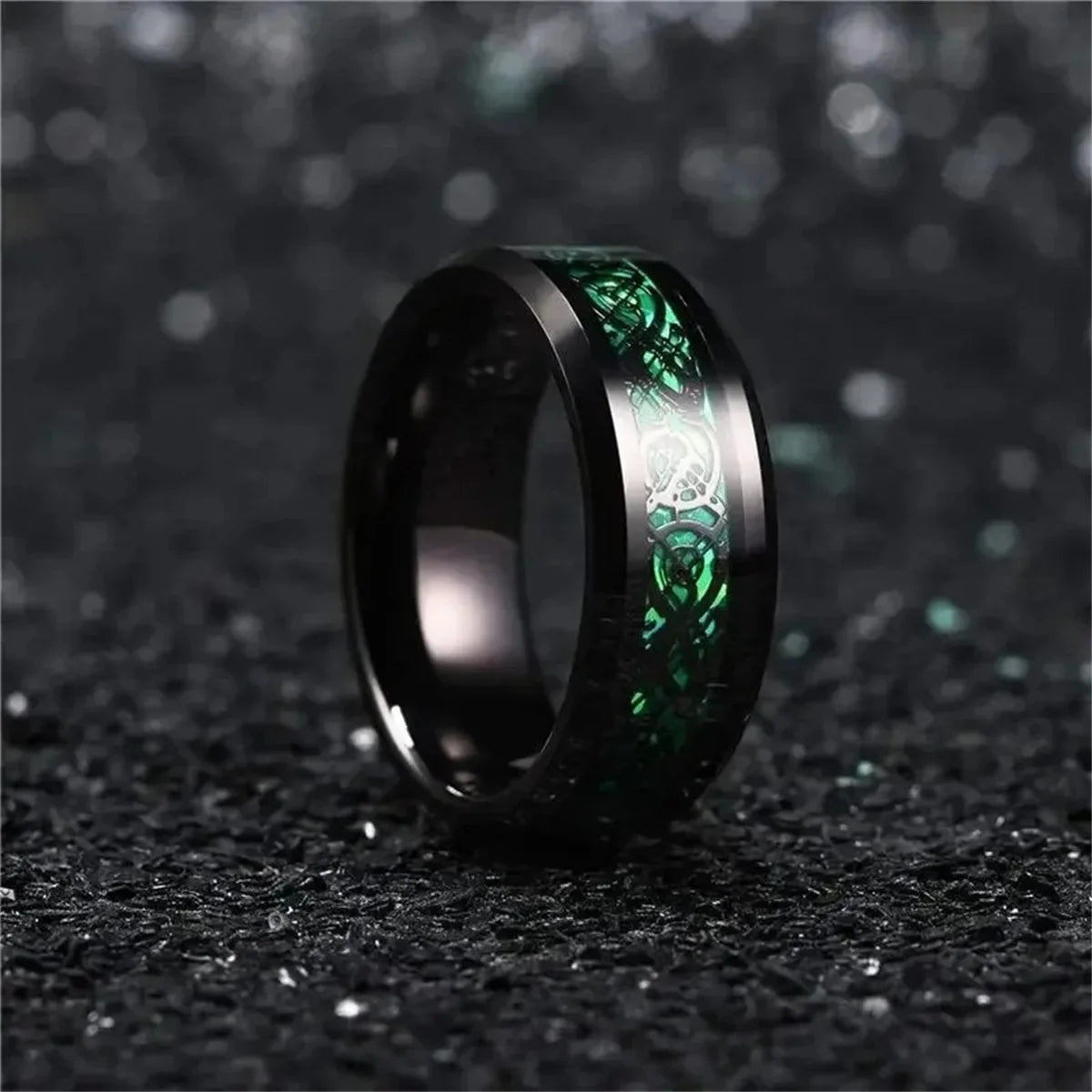 Eleganter Edelstahlring mit keltischem Drachen und Carbon Inlay