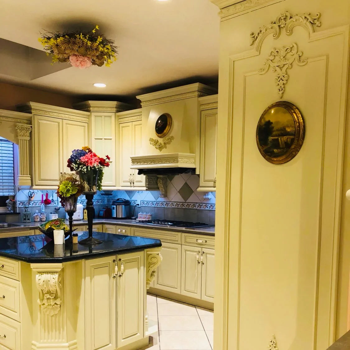 Elegante Holz Applikation für Möbel & Wanddeko – Blumenschnitzerei