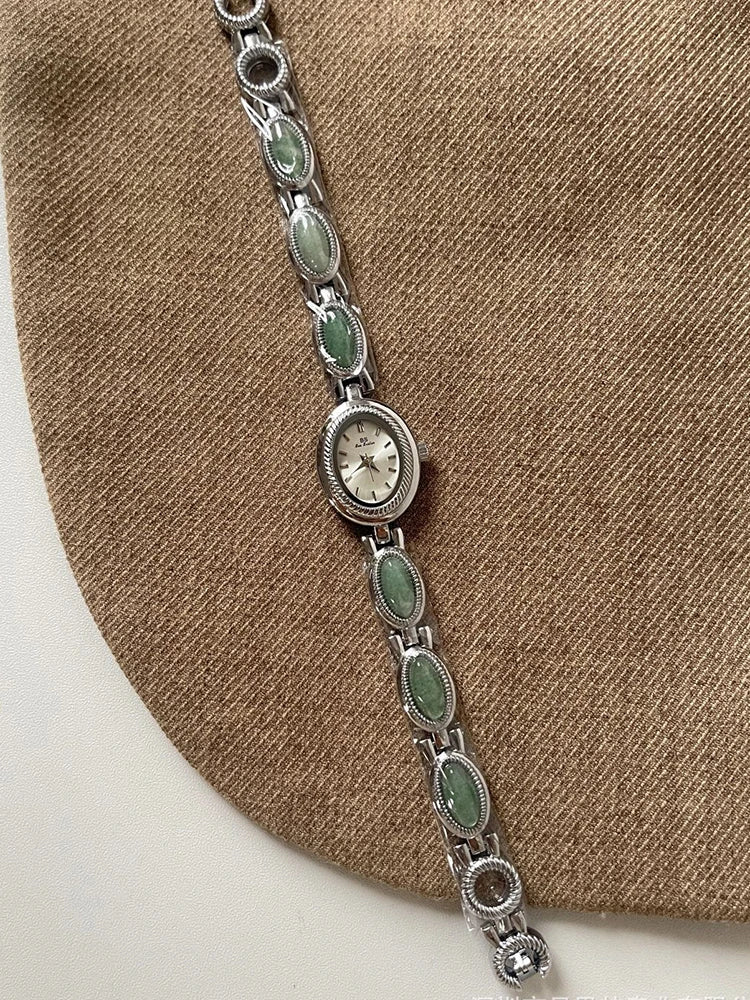 Elegante Damenuhr mit grünem Jade-Quarz Armband und Wasserschutz