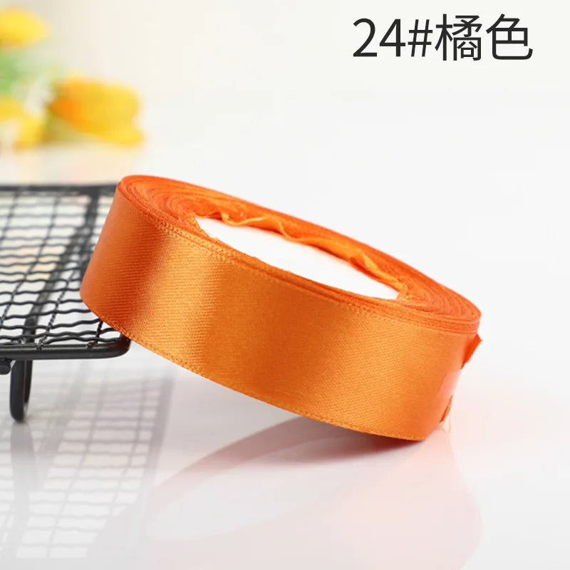 Vielseitige Satinbänder in 10 Farben für festliche Dekorationen