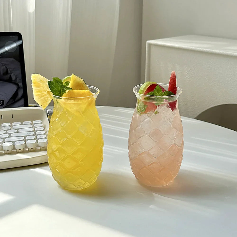 Transparente Glastasse in Ananasform mit Strohhalm