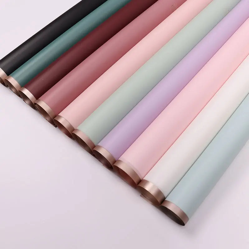 Elegantes Blumiges Geschenkpapier mit Goldrand für besondere Anlässe