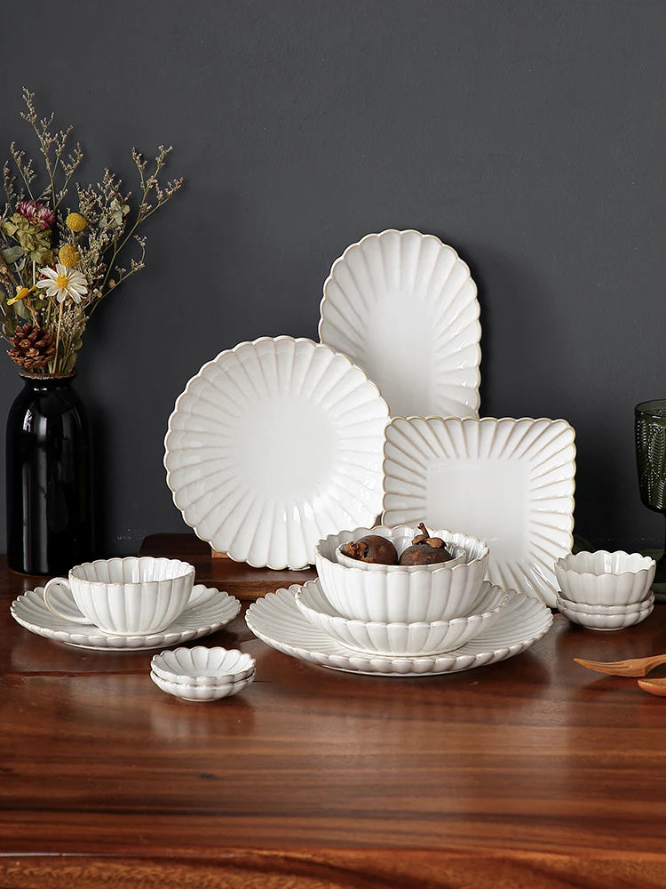 Set aus weißen Keramikschalen für Abendessen und Salate