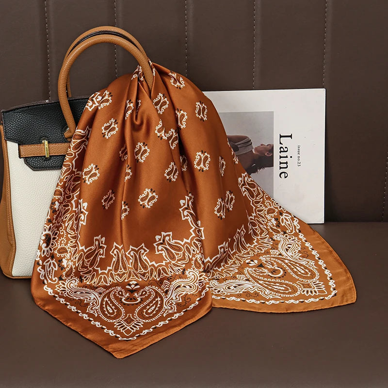 Eleganter Satin Schal mit Druckmuster für Damen als vielseitiges Accessoire