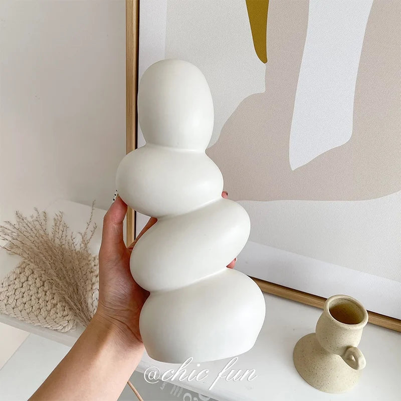 Blumenvasen mit getrockneten Blumen für nordische Wohnkultur