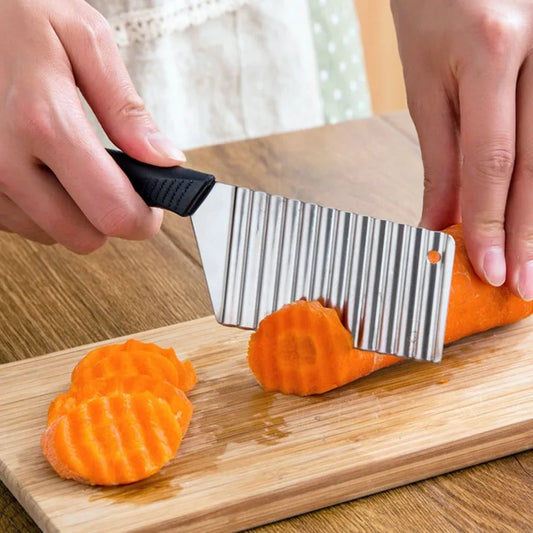 Perfekter Crinkle Slicer: Edelstahl Kartoffel - Gemüse Schneider mit Anti-Rutschgriff
