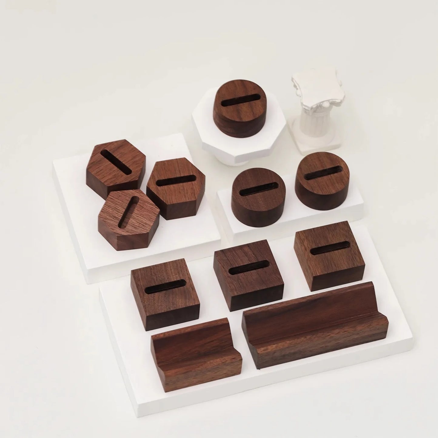Eleganter Schmuckständer aus Walnussholz zur stilvollen Präsentation