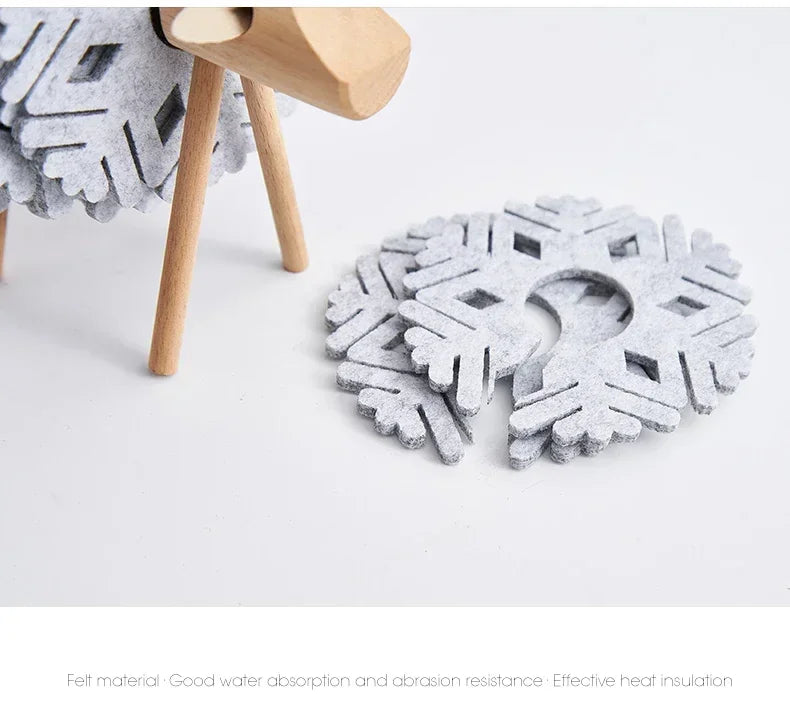 Kreativer isolierter Getränkeuntersetzer aus Filz in Hirschform