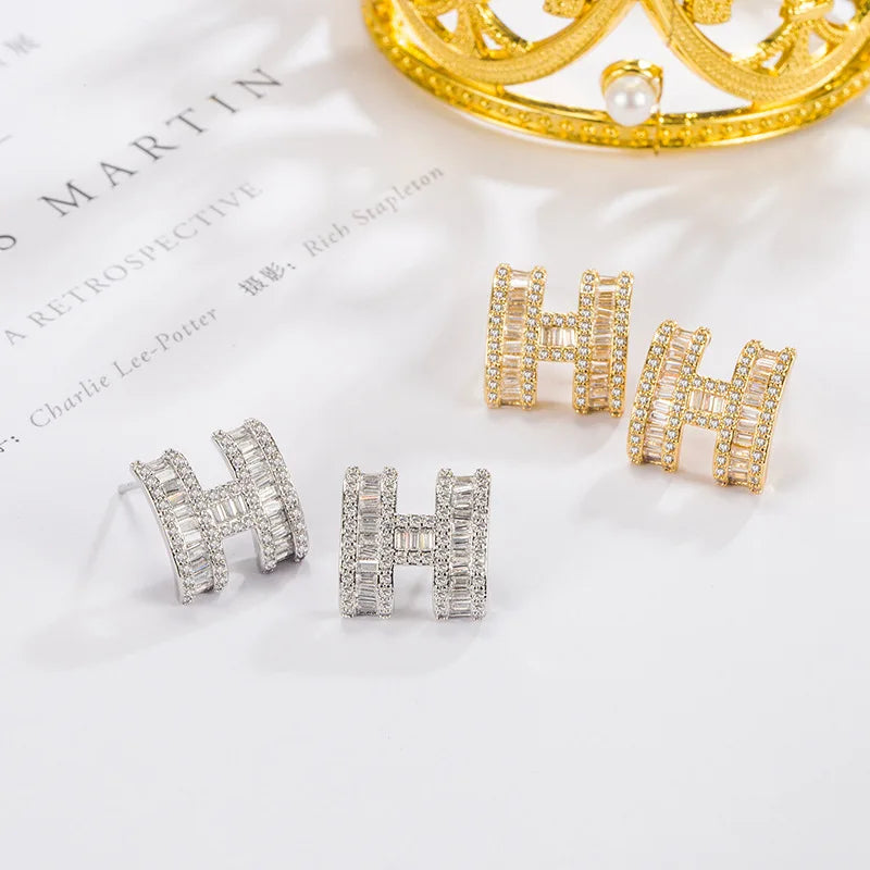 Elegante Ohrstecker mit H Buchstaben und Zirkonen für Damen