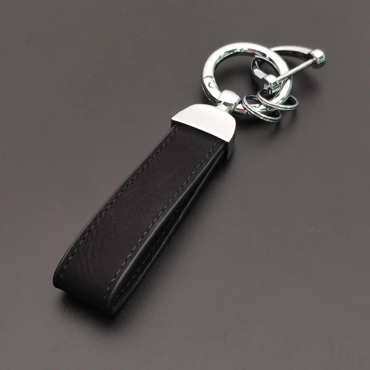 Individueller Retro Schlüsselanhänger aus Leder mit Edelstahl Akzent