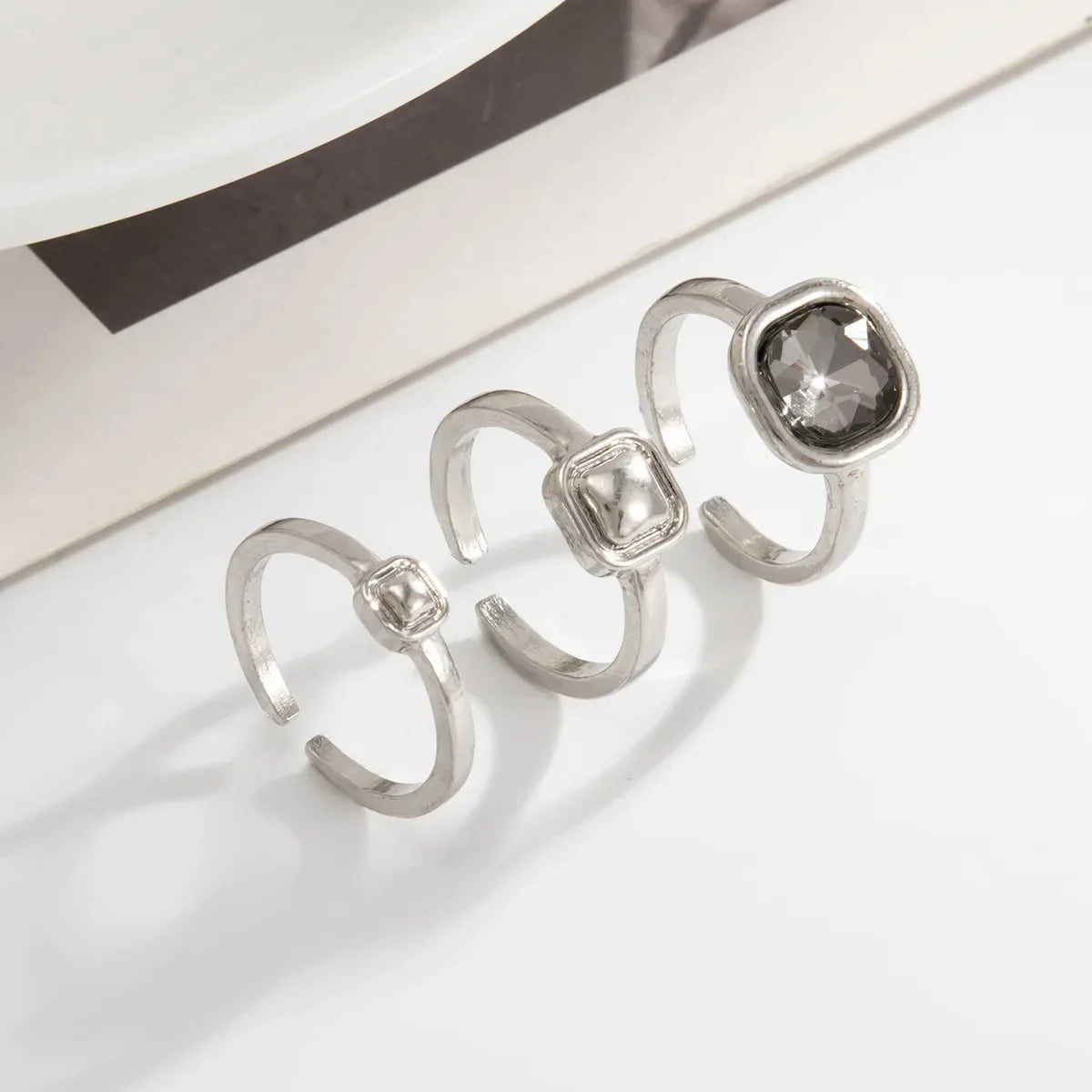 Verstellbarer minimalistischer Acrylring mit Strasssteinen für Damen