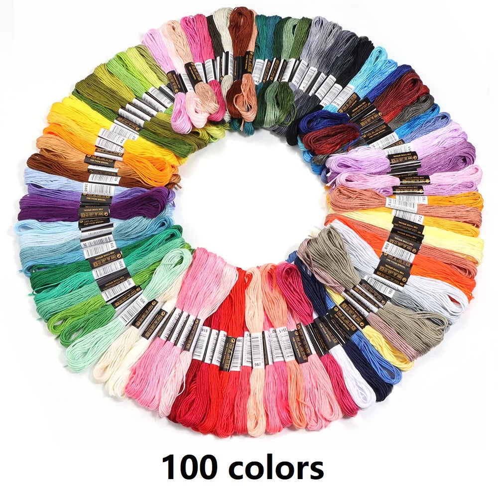 Umfangreiches Set Stickgarn für Handarbeiten mit bunten Farben