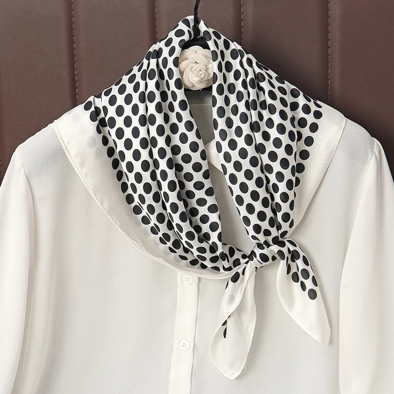 Eleganter Satin Schal mit Druckmuster für Damen als vielseitiges Accessoire