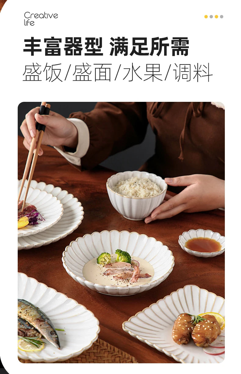 Set aus weißen Keramikschalen für Abendessen und Salate