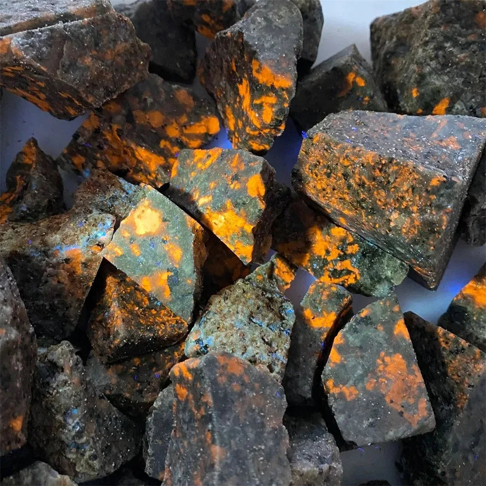 Fluoreszierender Yooperlites Flammenstein – Naturstein Deko & Energie