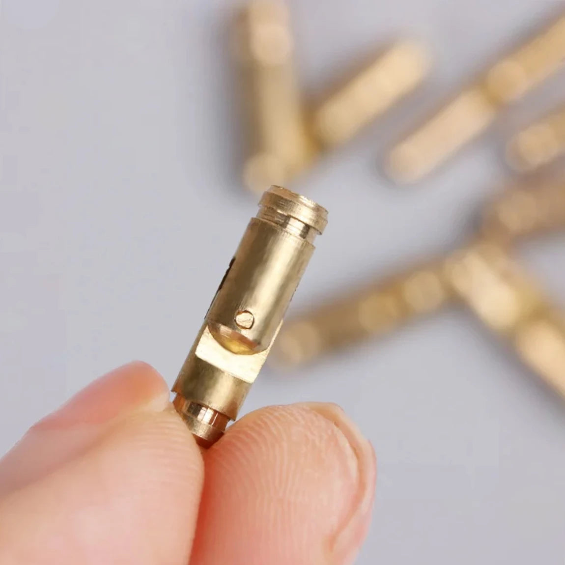 Verdeckte Mini-Möbelschaniere aus Kupfer für präzise Holzarbeiten