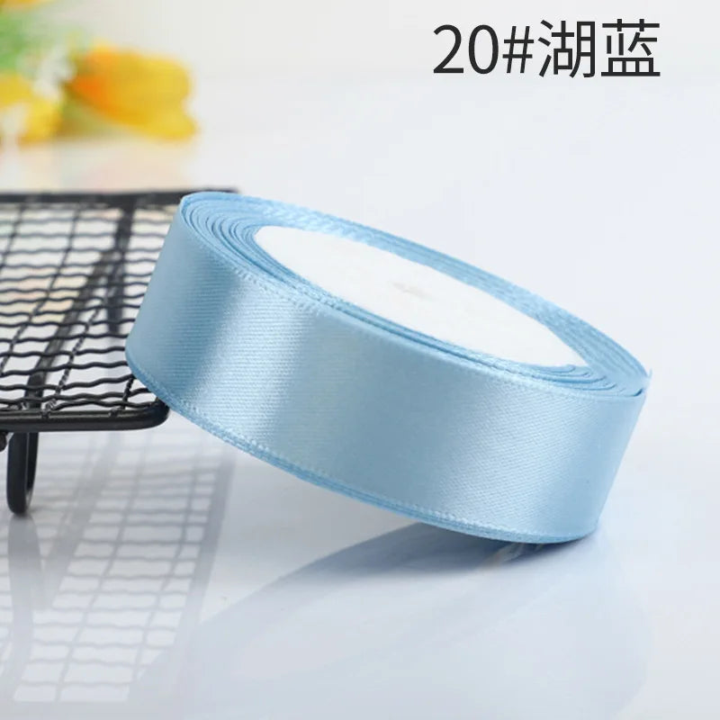 Vielseitige Satinbänder in 10 Farben für festliche Dekorationen