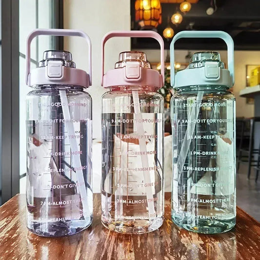 Motivierende 2L Trinkflasche mit Zeitmarkierung - Silikon-Stroh für Sport