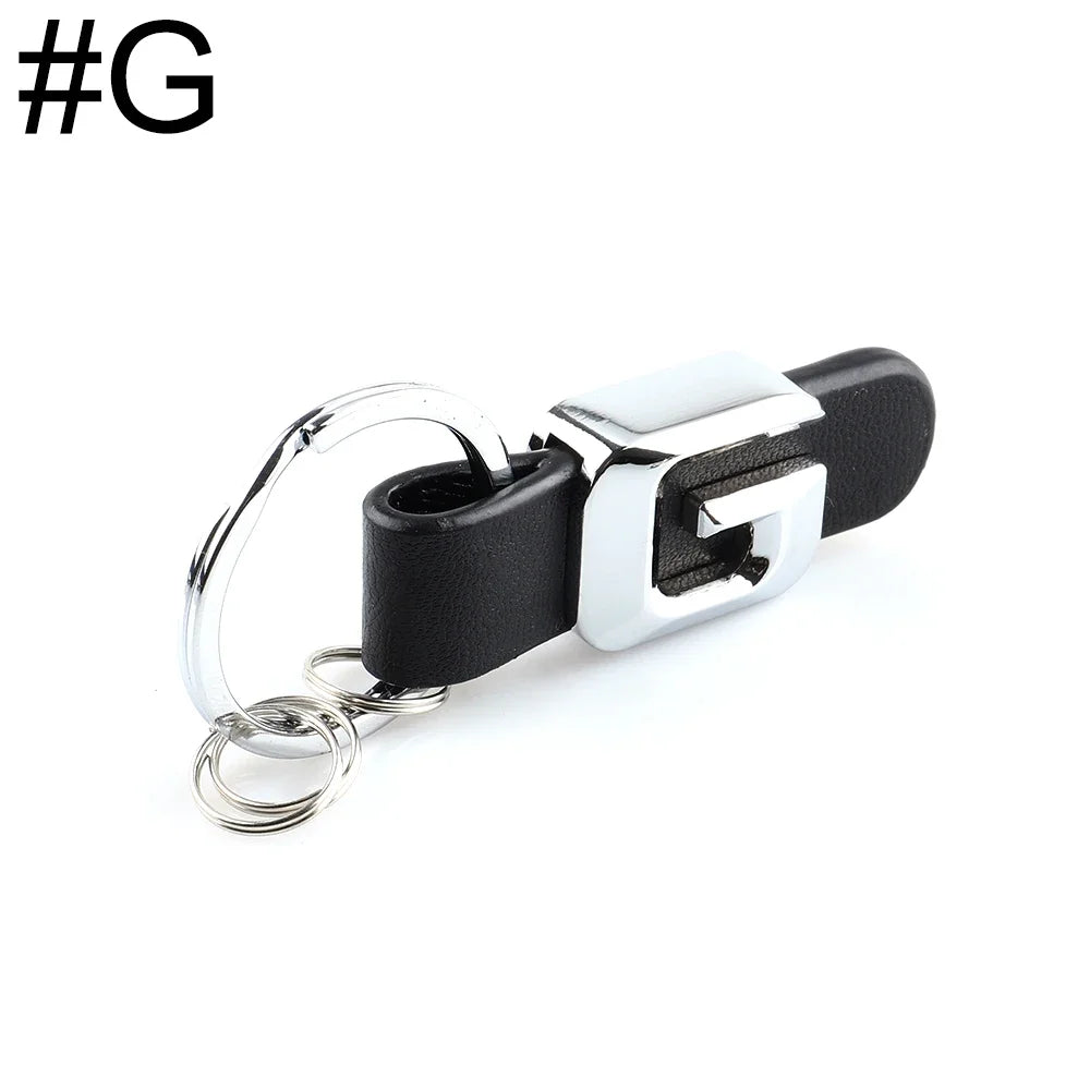 Eleganter 3D Auto Schlüsselanhaenger mit Metallbuchstaben und Lederband