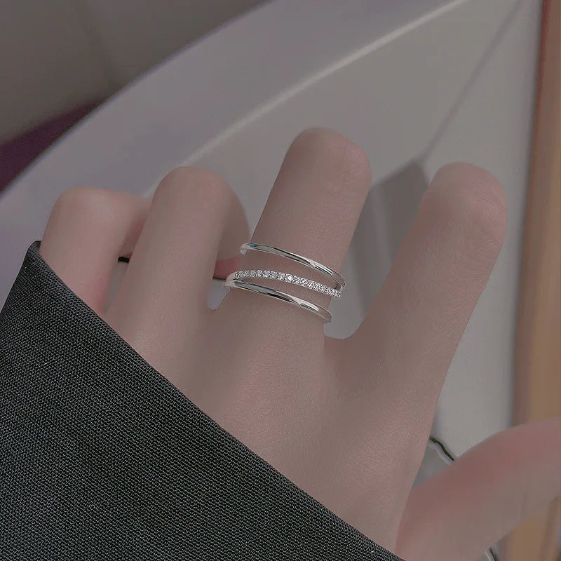 Elegante offene Kreuzringe mit Zirkonia für moderne Damen