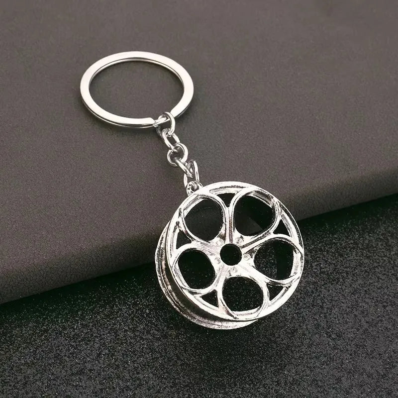 Robuster Edelstahl Schlüsselanhänger im Autoteile-Design – Perfektes Männergeschenk