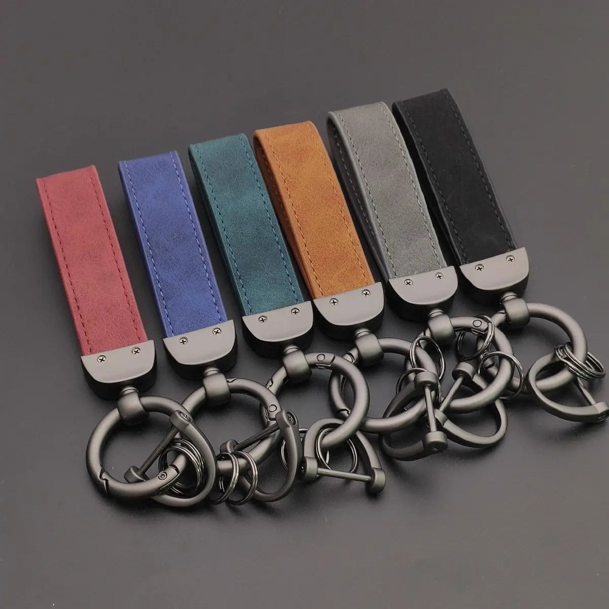 Individueller Retro Schlüsselanhänger aus Leder mit Edelstahl Akzent