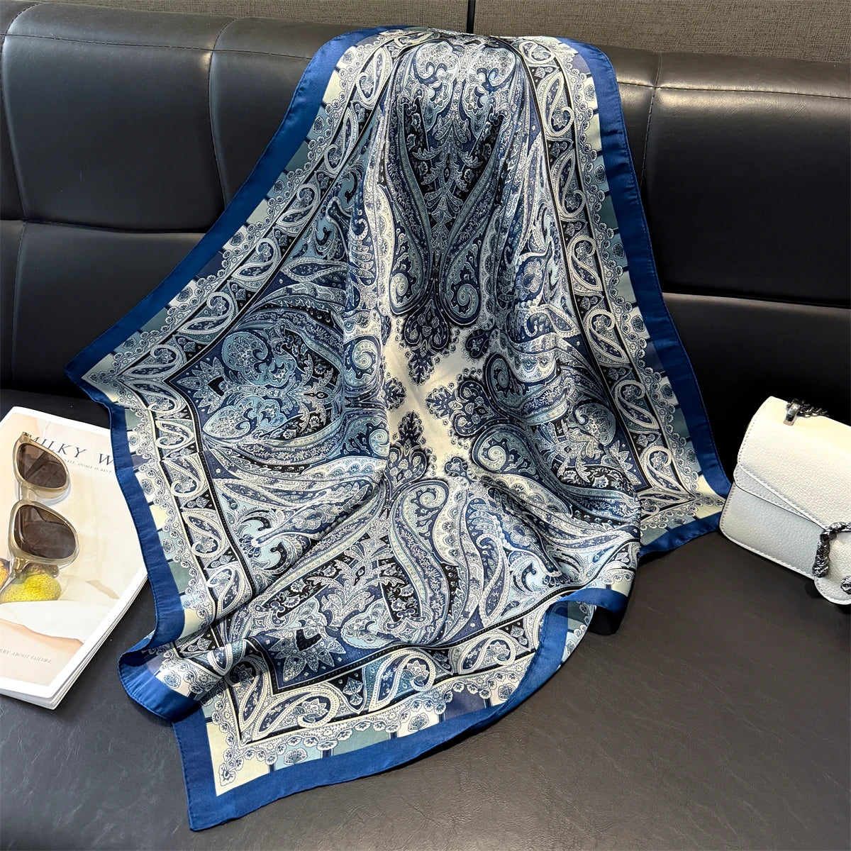 Vielseitiger Damen Quadratschal aus Kunstseide mit rosa Blumenmuster