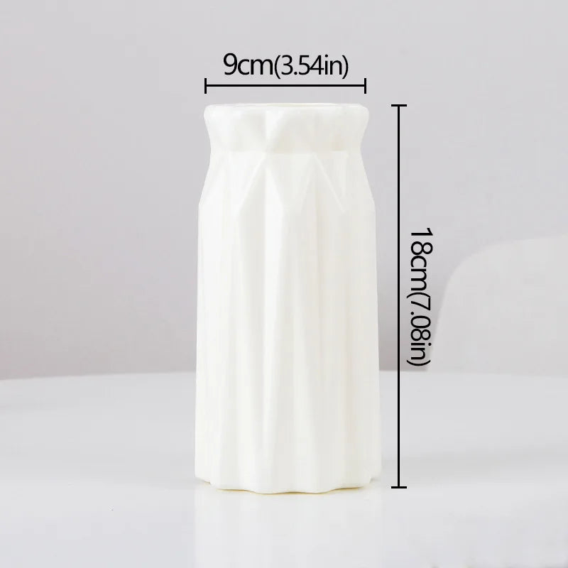 Getrocknete Blumenvase aus Kunststoff mit minimalistischer Geometrie