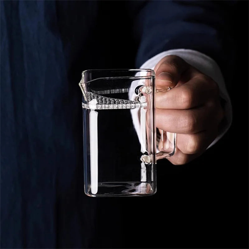 Quadratischer Teekrug aus Borosilikatglas mit Filter und fairer Tasse