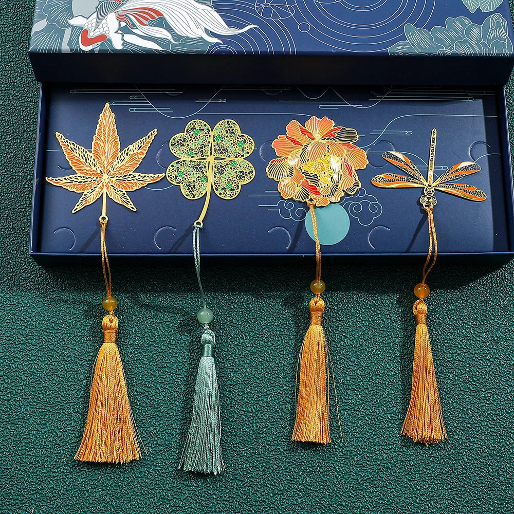 Handgefertigtes Metall Lesezeichen mit Kleeblattmuster als Geschenk