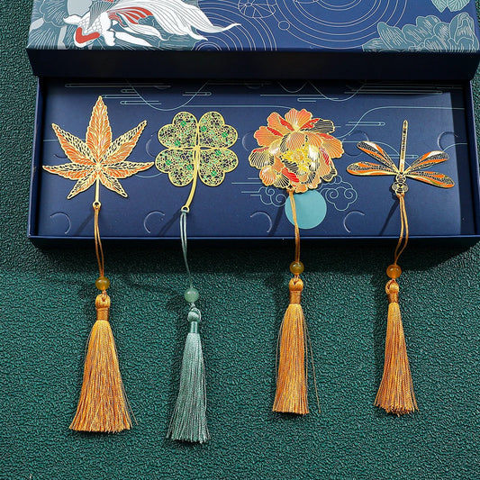 Handgefertigtes Metall Lesezeichen mit Kleeblattmuster als Geschenk