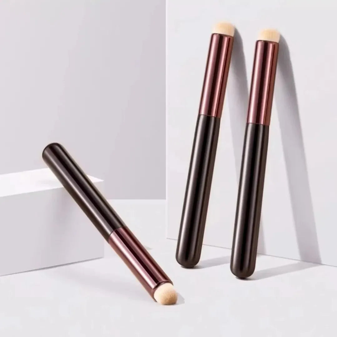 Runder Lippenpinsel für präzises Auftragen von Lippenstift und Concealer - Tragbar