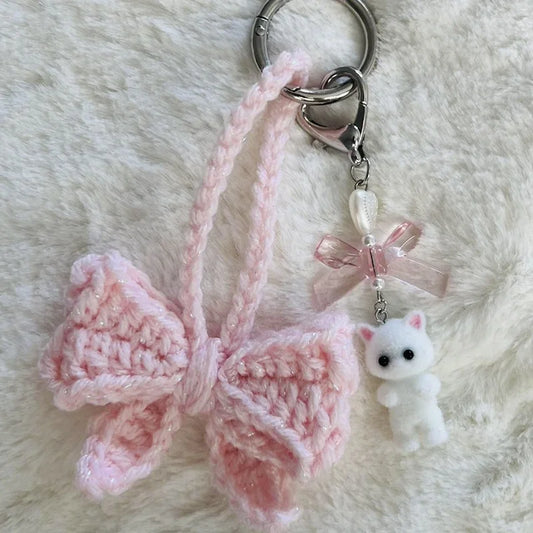 Flauschiger Katzen Schlüsselanhänger mit Perlenherz und rosa Schleife
