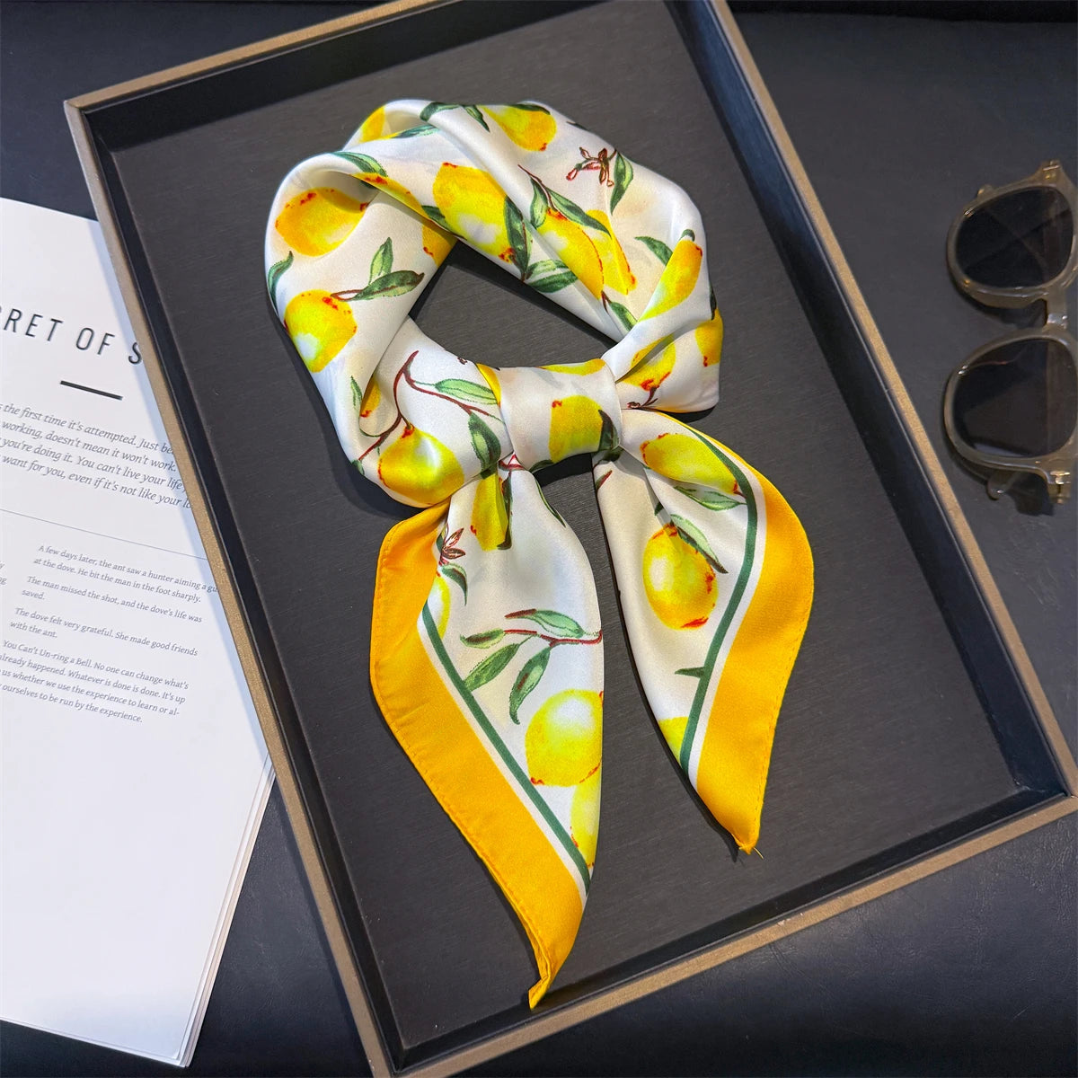 Vielseitiger Damen Quadratschal aus Kunstseide mit rosa Blumenmuster