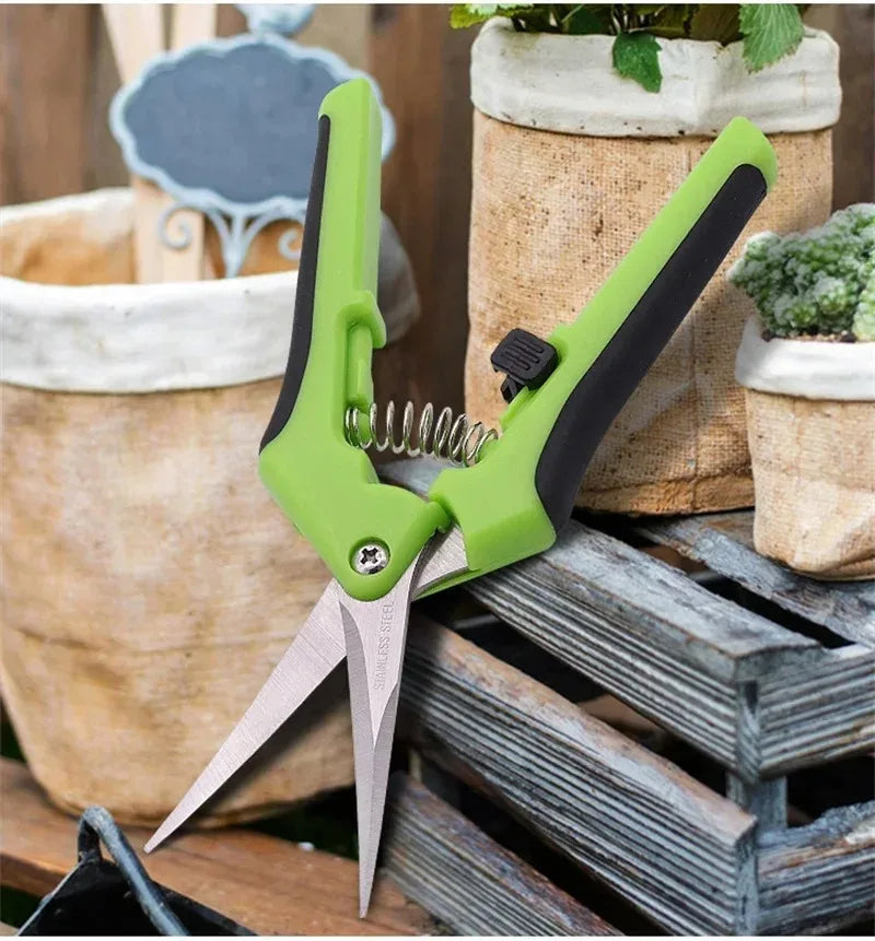 Ergonomische Gartenschere für präzises Schneiden von Pflanzen und Zweigen