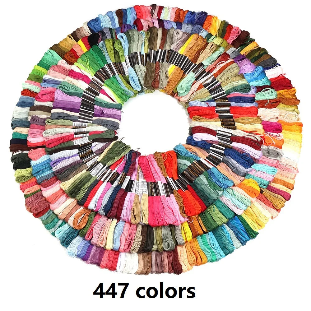 Umfangreiches Set Stickgarn für Handarbeiten mit bunten Farben
