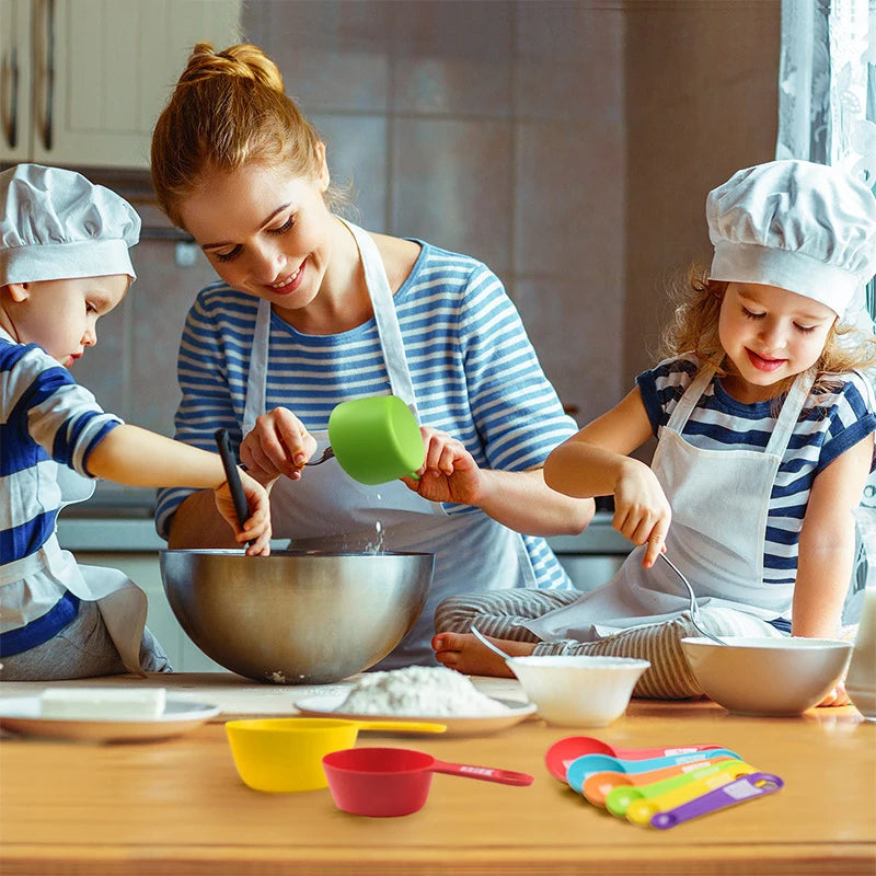 Backwerkzeug Set mit 12 Messlöffeln aus Kunststoff mit Skala