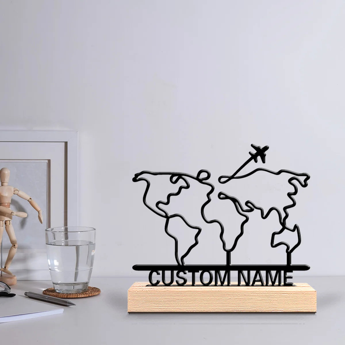 Dekorative runde Weltkarte aus Holz als Tischornament