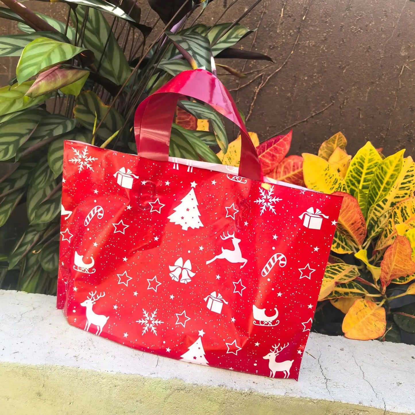 15 Weihnachtsgeschenktüten aus robustem Kunststoff mit Schneeflocken Design