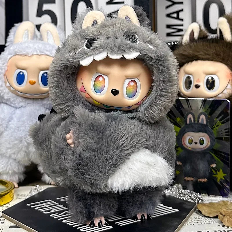 Niedlicher Plüsch-Einteiler Baby-Outfit im Monster Design als Blindbox
