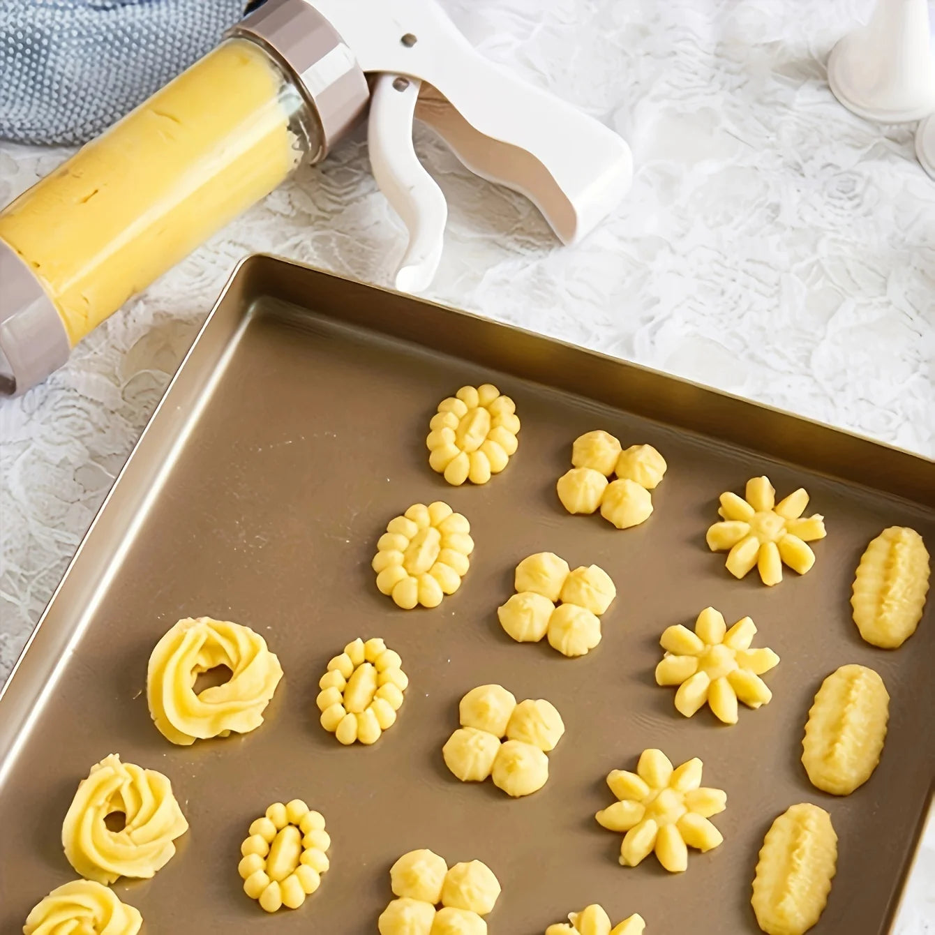 Kekspresse – kleine Kekse in gleichmäßiger Form – mit Kunststoff-Presspistolen und Zubehör