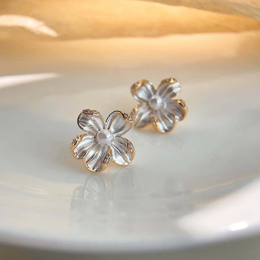 Elegante Ohrstecker mit Perlen Imitation in Silber für Frauen