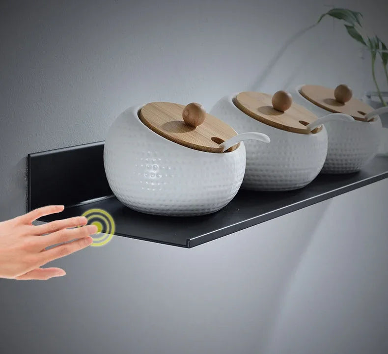 Platzsparendes Bad Regal aus schwarzem Aluminium