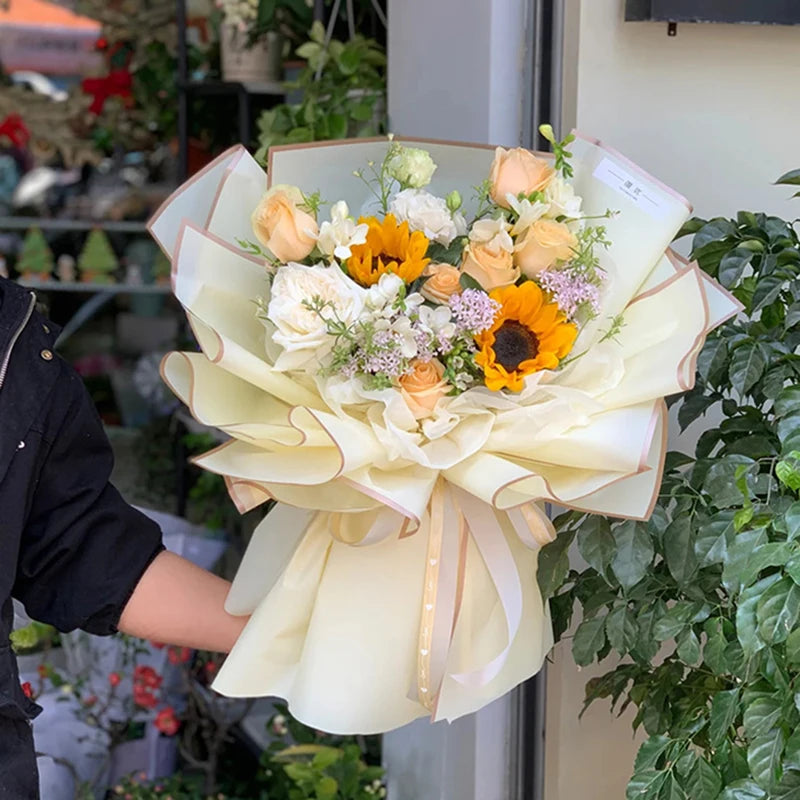 Elegantes Blumiges Geschenkpapier mit Goldrand für besondere Anlässe