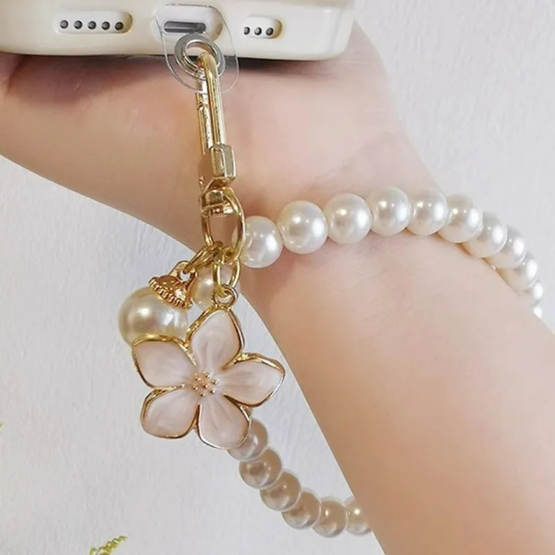 Eleganter weißer Perlen Schlüsselanhänger mit Blumen und Karabiner 13cm