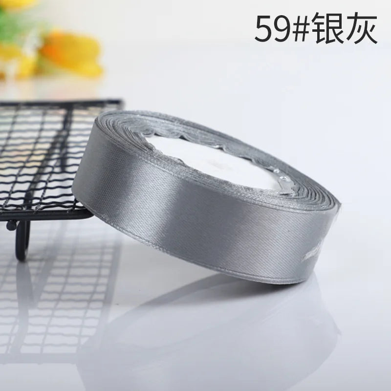 Vielseitige Satinbänder in 10 Farben für festliche Dekorationen