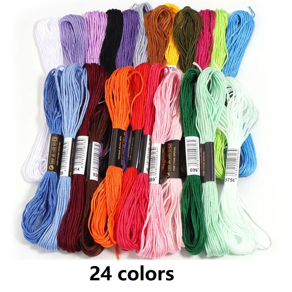 Umfangreiches Set Stickgarn für Handarbeiten mit bunten Farben