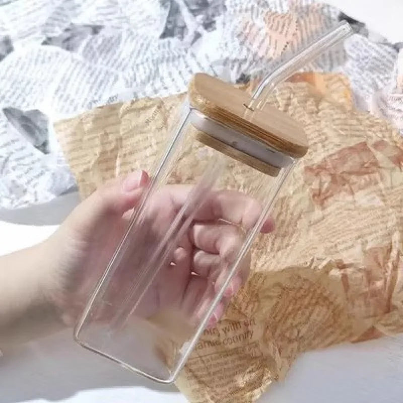 Quadratische Kaffeetasse aus Glas mit Deckel und Strohhalm
